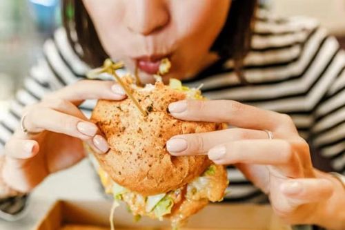 Hé lộ những ảnh hưởng không ngờ tới sức khỏe do ăn nhanh hay chậm