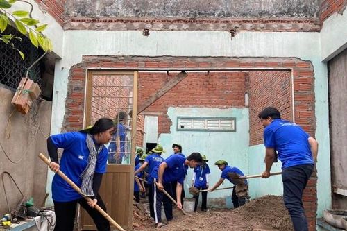 Sinh viên tình nguyện 'Mùa Hè Xanh' xây dựng 'Nhà Thanh niên' tại xã đảo Thạnh An
