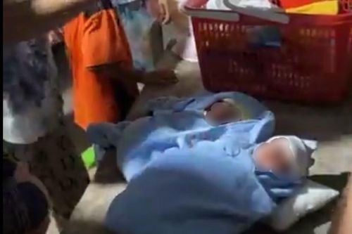 Hai bé trai sinh đôi bị bỏ rơi trong đêm ở Bình Dương