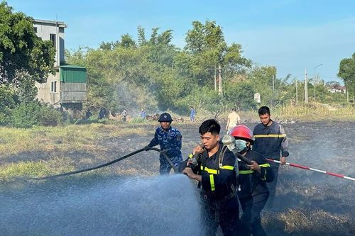Cảnh sát biển phối hợp khống chế đám cháy sát khu đông dân cư