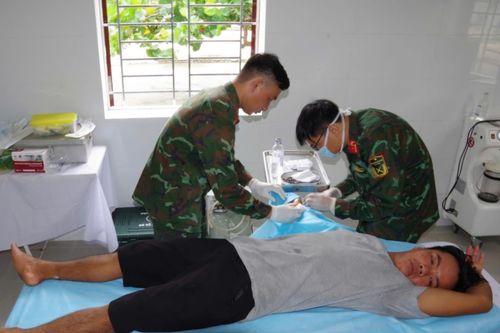 Bệnh xá đảo Sơn Ca ở Trường Sa phẫu thuật cho ngư dân bị cá chình cắn