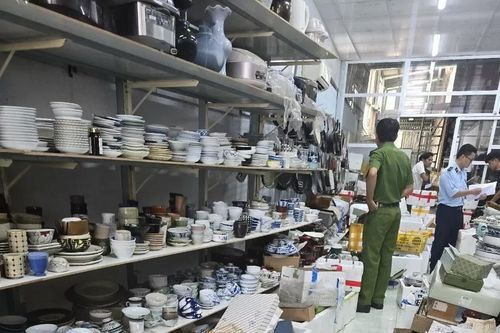 Long An: Phát hiện cửa hàng Đăng Khoa bán đồ gốm sứ, hàng điện tử nghi nhập lậu