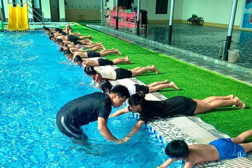 Dạy bơi miễn phí cho trẻ em có hoàn cảnh khó khăn