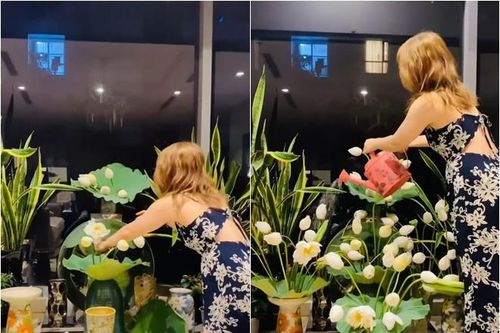 Vợ của diễn viên Mạnh Trường cắm hoa sen như một khu vườn trong nhà, bí quyết cắm sen nở căng không khó
