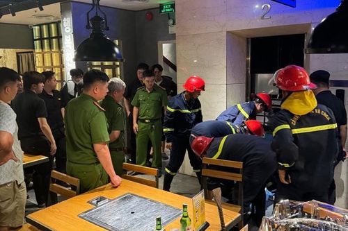 Công an cứu 9 người mắc kẹt trong thang máy