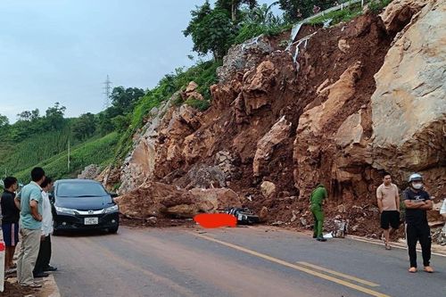 Người đàn ông tử vong thương tâm do đâm vào đống đất đá sạt lở trên đường