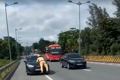 Hành vi lao xe ô tô vào cảnh sát giao thông bị xử lý như thế nào?
