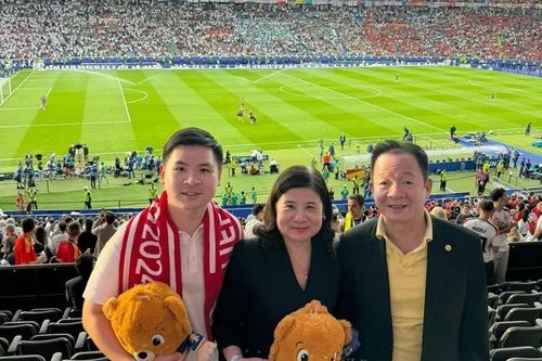 Chủ tịch CLB Hà Nội Đỗ Vinh Quang và bố mẹ xem trực tiếp chung kết EURO 2024 tại Đức