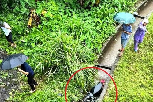 Tá hỏa phát hiện nam công nhân tử vong dưới rãnh thoát nước ven QL18
