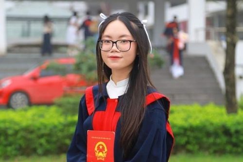 Nữ thủ khoa 'kép' với ước mơ trở thành giáo viên ngoại ngữ dạy các em nhỏ thiếu may mắn