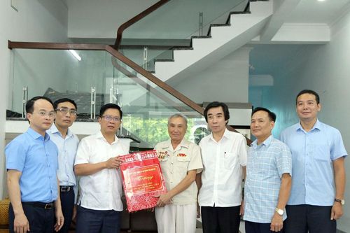 Phó Chủ tịch Thường trực UBND tỉnh Phạm Đức Toàn thăm gia đình chính sách