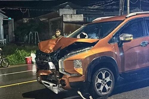 Tai nạn giao thông mới nhất 22/7/2024: đứng xem tai nạn bị tông nhập viện