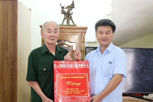 Tặng quà thương, bệnh binh tại thị trấn Mường Ảng