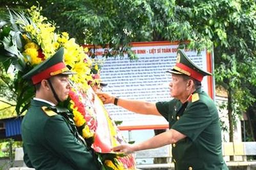 Thượng tướng Võ Minh Lương dâng hương tại Khu di tích lịch sử Quốc gia 27-7