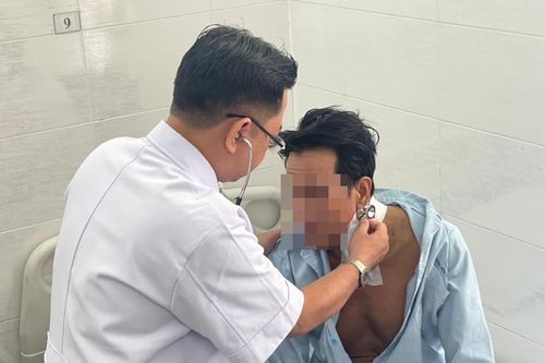 Cứu người đàn ông bị bạn nhậu đâm xuyên cổ