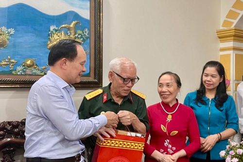 Chủ tịch HĐND TP Hà Nội tặng quà gia đình chính sách quận Bắc Từ Liêm