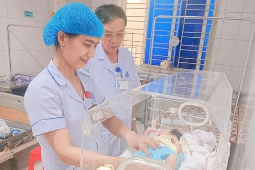 Hà Tĩnh: Phát hiện bé trai sơ sinh bị bỏ rơi bên bờ ruộng