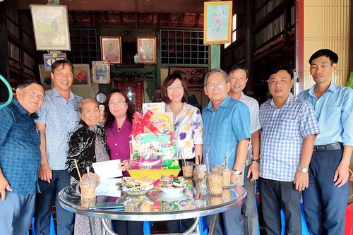 Chủ tịch UBND huyện Phú Tân Nguyễn Thị Tuyết Minh thăm và tặng quà các gia đình chính sách tiêu biểu