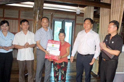 Trao 20 suất quà tặng gia đình chính sách huyện Tuần Giáo