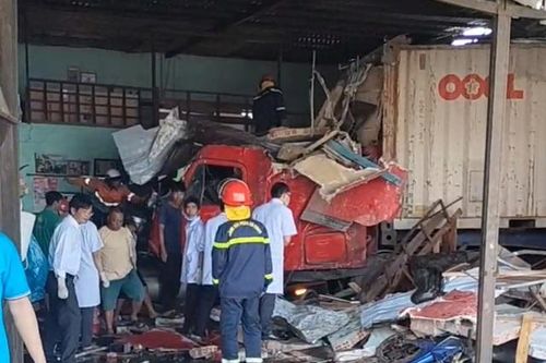 Xe container tông vào nhà dân làm 3 người tử vong