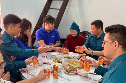 Nghĩa tình 'Bữa cơm tri ân'