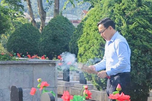 Báo công dâng Bác và tri ân anh hùng liệt sỹ