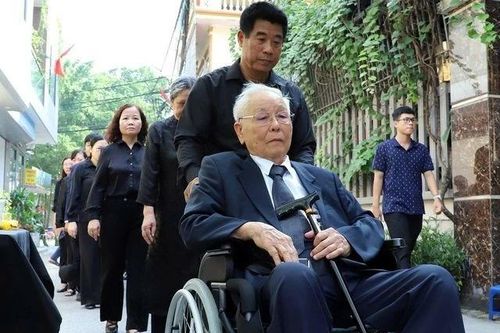 Thầy cô giáo ngoài 90 tuổi đến tiễn đưa 'người học trò xuất sắc' - Tổng Bí thư Nguyễn Phú Trọng