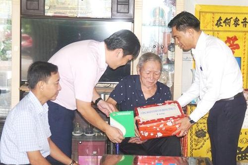 Văn phòng Tỉnh ủy, Ngân hàng chính sách xã hội chi nhánh tỉnh thăm, tặng quà già đình có công với cách mạng