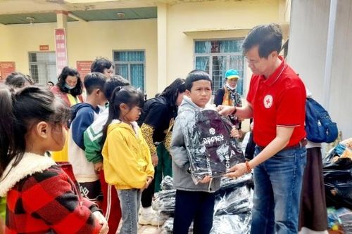 Tặng 262 phần quà cho người có hoàn cảnh khó khăn, gia đình chính sách