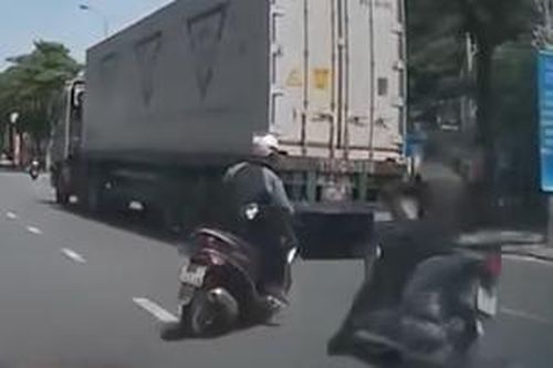 Tài xế xe máy sang đường thiếu quan sát gây tai nạn nguy hiểm