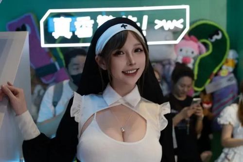Làm MC tại sự kiện lớn, nữ streamer cosplay gợi cảm hút hồn fan