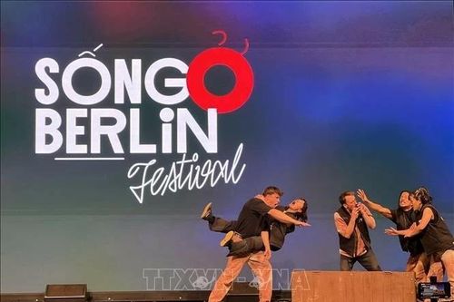 Lần đầu tiên chính quyền thành phố Berlin tổ chức lễ hội tại trung tâm thương mại của người Việt