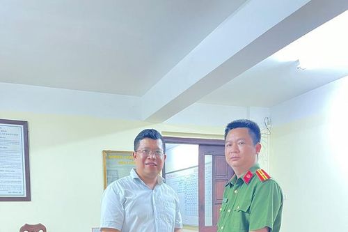Công an phường Nguyễn Trung Trực trao trả ví tiền cho người đánh rơi