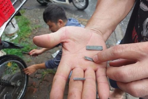 Thực hư hàng loạt ô tô, xe máy bị thủng lốp trên đại lộ Thăng Long nghi do rải đinh