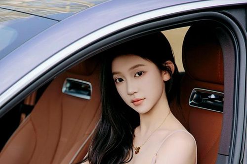 Ngắm dàn mỹ nhân xứ Trung khoe sắc bên xe hơi