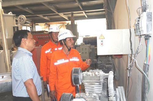 Phân công cán bộ kiểm tra, hướng dẫn người dân sử dụng điện an toàn