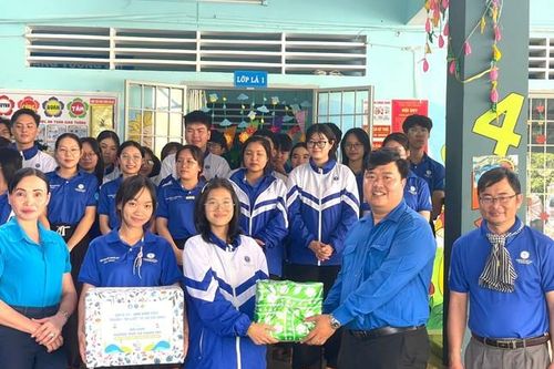 Nhiều công trình, phần việc ý nghĩa của sinh viên ĐH Luật TP.HCM tại Kiên Giang