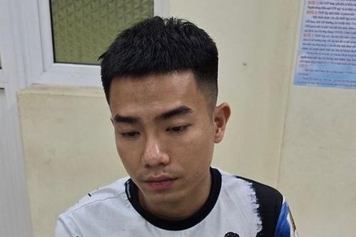 Bí ẩn trong túi quần của gã trai diện áo 'hoa hòe hoa sói'