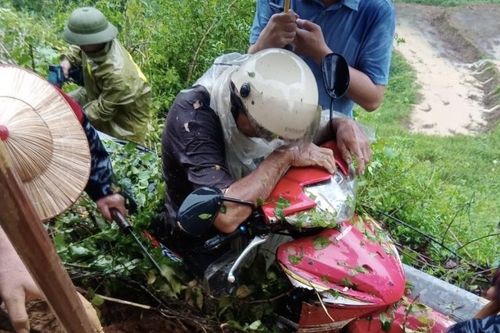Đất lở đè gãy 2 chân người đàn ông đi xe máy ở Bắc Kạn