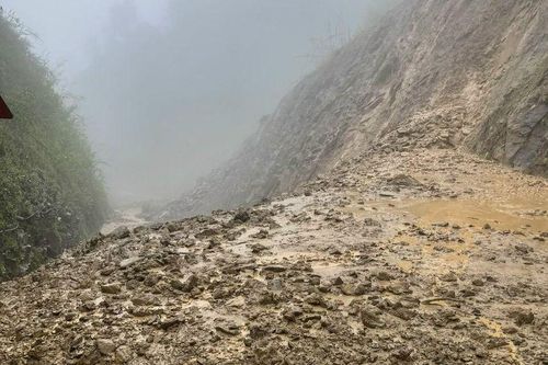 Mưa lớn kéo dài, nhiều tuyến đường huyết mạch ở Điện Biên bị sạt lở nghiêm trọng