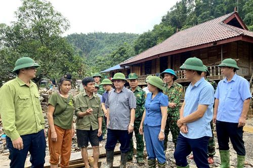 Đồng chí Mùa A Sơn kiểm tra công tác khắc phục hậu quả thiên tai tại xã Mường Pồn