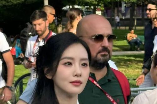 Khán đài Olympic 2024 nóng bừng vì nữ cổ động viên đẹp xuất sắc