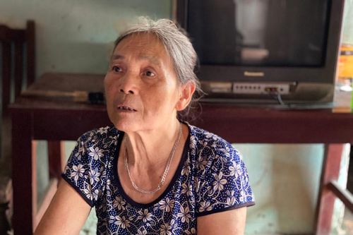 Con dâu 71 tuổi chăm sóc bố chồng 92 tuổi, cố bám nhà dù ngập nặng
