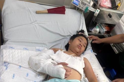 MS 945: Xót xa hoàn cảnh bé gái 9 tuổi có nguy cơ bị cắt bỏ tay vì tai nạn giao thông, mẹ lại đang mang bệnh
