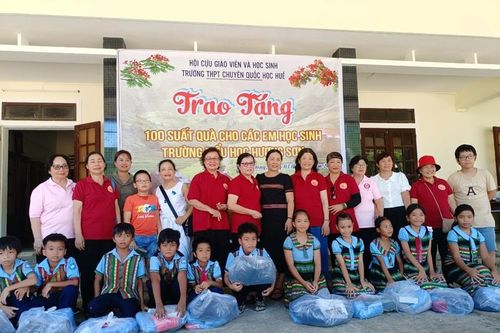 Trao 100 suất quà cho học sinh huyện Nam Đông