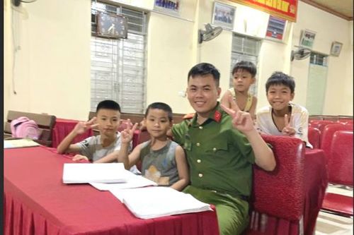 Phó trưởng Công an xã đưa tiếng Anh ngược dốc
