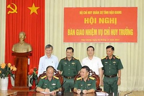 Bàn giao nhiệm vụ Chỉ huy trưởng Bộ Chỉ huy Quân sự tỉnh Hậu Giang