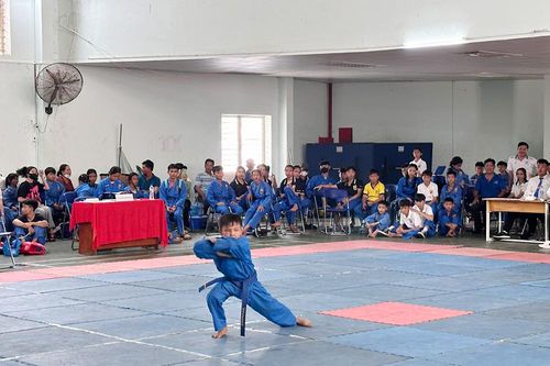 Tri Tôn tổ chức thể thao mừng ngày tái lập huyện
