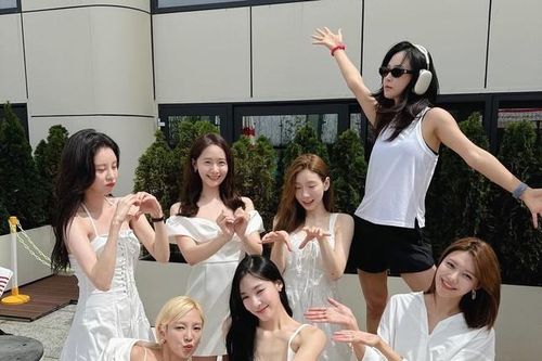SNSD tụ họp mừng kỷ niệm 17 năm ra mắt, Sunny ở xa vẫn có mặt mà 'lạ lắm'