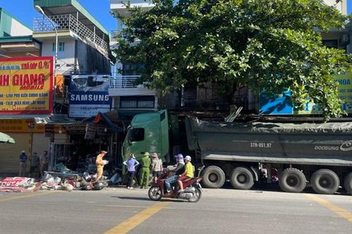 Ô tô tông xe máy rồi lao vào dãy ki-ốt khiến 3 người thương vong ở Nghệ An